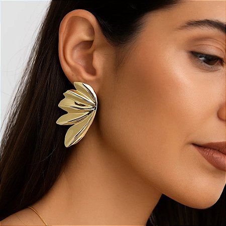 Brinco Folha Esculpida Banhado em Ouro 18k