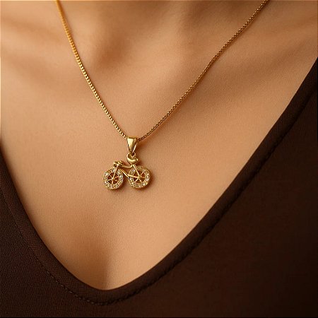 Colar com pingente de bicicleta cravejado com zircônias folheado em ouro 18k