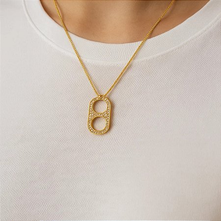 Colar com pingente de lacre cravejado em zircônia banhado  em ouro 18k