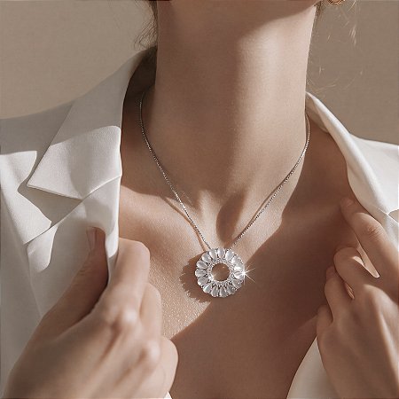 COLAR MANDALA CRISTAL LEITOSO.