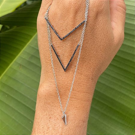 COLAR TRIPLO COM PINGENTE CRAVEJADO COM ZIRCÔNIA PRETAS  EM PRATA 925.