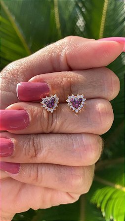 BRINCO  FOLHEADO 18 KCORAÇÃO PEQUENO CRAVEJADO COM MICRO ZIRCÔNIAS NA COR RUBI.