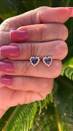 BRINCO FOLHEADO OURO 18K CORAÇÃO PEQUENO NA COR AZUL.