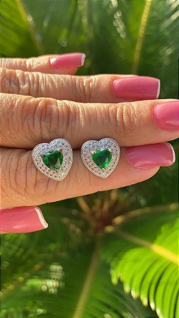 BRINCO FOLHEADO RODIO BRANCO CORAÇÃO EM ZIRCONIA CRAVEJADA E PEDRA VERDE ESMERALDA