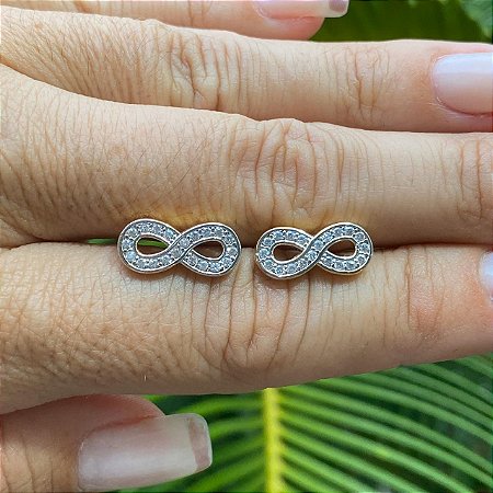 BRINCO FOLHEADO OURO 18K INFINITO COM ZIRCÔNIAS CRAVEJADAS BRANCAS.