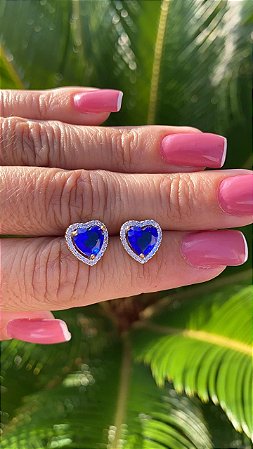 BRINCO FOLHEADO RODIO BRANCO CORAÇÃO  COM PEDRA NA COR AZUL.