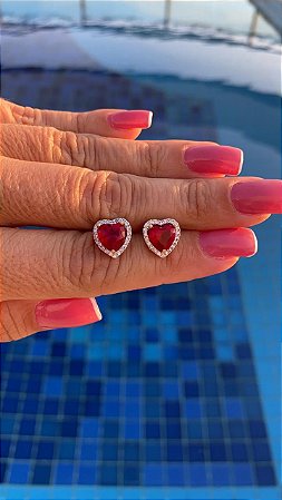 BRINCO FOLHEADO OURO 18K CORAÇÃO COM PEDRA RUBI CRAVEJADO EM ZIRCÔNIAS BRANCAS .
