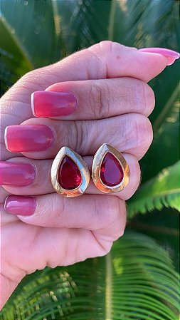 BRINCO FOLHEADO OURO 18K GOTA  MEDIA COM CRISTAL MARSALA