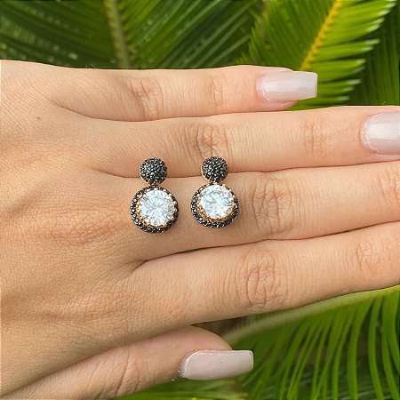 BRINCO FOLHEADO OURO 18K BOLA COM CRISTAL BRANCO E ZIRCÔNIAS NEGRAS MICRO CRAVEJADAS