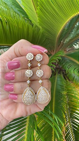 BRINCO FOLHEADO OURO 18K GOTA COM FLORES EM ZIRCÔNIA BRANCA CRAVEJADA