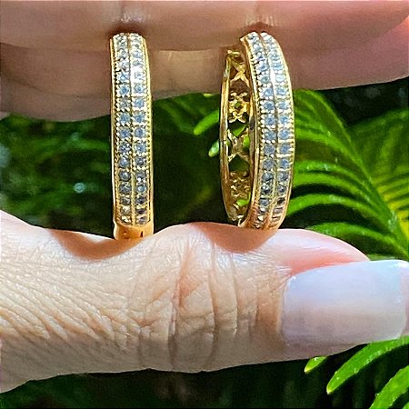 BRINCO FOLHEADO OURO 18K ARGOLA COM ZIRCÔNIAS BRANCAS CRAVEJADAS