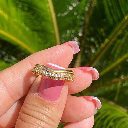ANEL FOLHEADO OURO 18K ONDA EM ZIRCÔNIA BRANCA MICRO CRAVEJADA