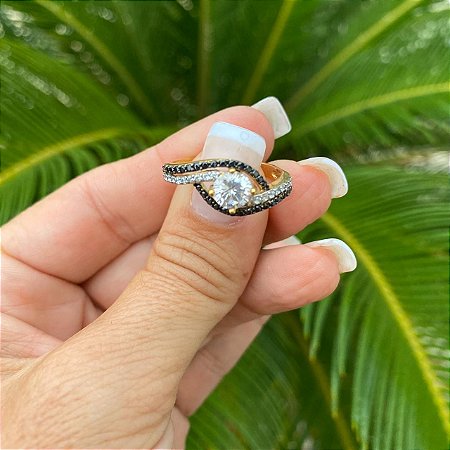 ANEL FOLHEADO OURO 18K TIRAS TRANÇADAS EM ZIRCÔNIAS BRANCAS E NEGRAS E PEDRA DE CIRSTAL