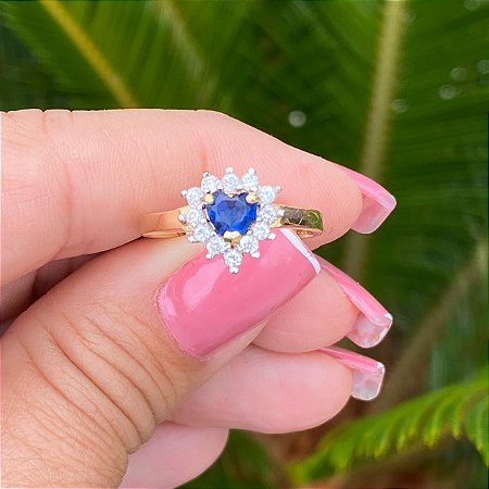 ANEL FOLHEADO OURO 18K CORAÇÃO EM CRISTAL AZUL E ZIRCÔNIAS BRANCAS MICRO CRAVEJADAS