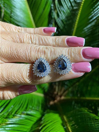 BRINCO FOLHEADO RODIO BRANCO GOTA MICRO CRAVEJADA COM ZIRCÔNIA BRANCA E CRISTAL AZUL