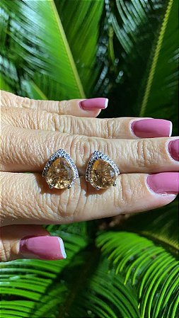 BRINCO FOLHEADO RODIO BRANCO GOTA EM CRISTAL CHAMPANHE E ZIRCÔNIAS BRANCAS MICRO CRAVEJADAS