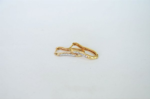 BRINCO FOLHEADO OURO 18K ARGOLA EM ONDAS COM ZIRCÔNIA CRAVEJADA