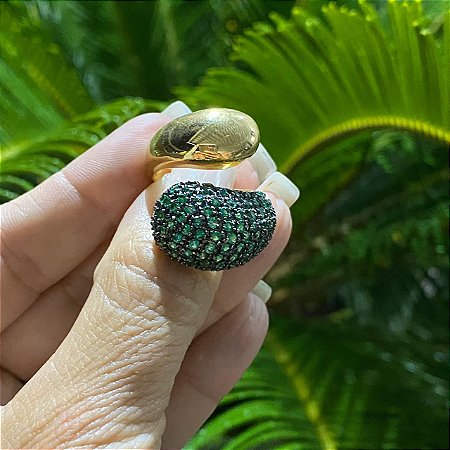 ANEL FOLHEADO OURO 18K CRAVEJADO COM ZIRCÔNIA VERDE ESMERALDA COM CANETA DE RODIO NEGRO