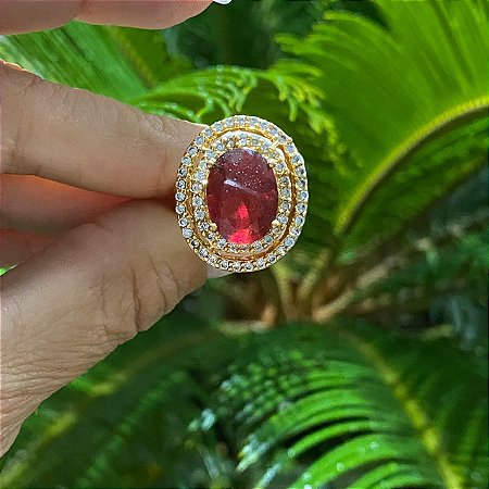 ANEL FOLHEADO OURO 18K CRISTAL OVAL VERMELHO MARSALA COM ZIRCÔNIAS BRANCAS