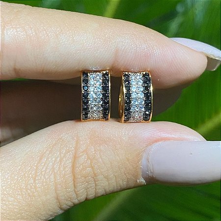 BRINCO FOLHEADO OURO 18K ARGOLA PEQUENA COM ZIRCÔNIAS BRANCAS E NEGRAS