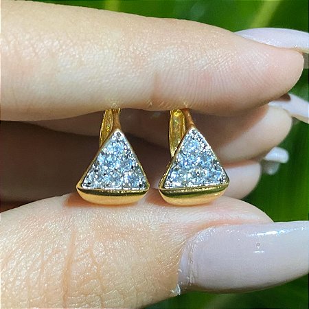 BRINCO FOLHEADO OURO 18K ARGOLA TRIANGULAR CRAVEJADA COM ZIRCÔNIAS BRANCAS