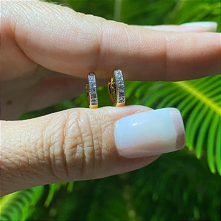 BRINCO FOLHEADO OURO 18K ARGOLA PEQUENA COM UMA FILEIRA EM ZIRCÔNIA COM CANETA DE RÓDIO