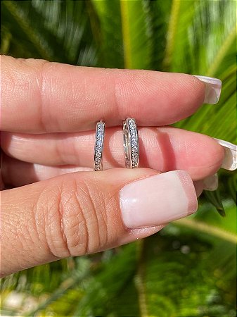 BRINCO FOLHEADO RODIO BRANCO ARGOLA FINA COM FILEIRA EM ZIRCÔNIA CRAVEJADA
