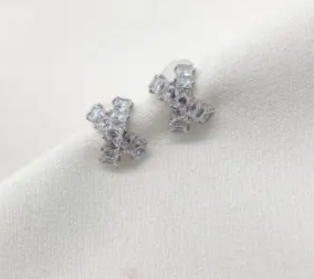 Brinco Prata 925 cravejado com banho de rodio Mini em X