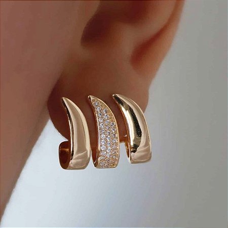 Brinco Banhado Ouro 18k Ear Rock com Zirconias com três Faixas Curvadas sendo  Duas Lisas e uma Cravejada