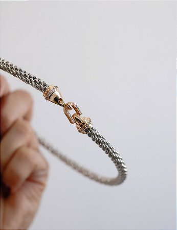Colar Aro banhado em dois banhos entrelaçado em rodio branco com fecho cravejado banhado ouro 18k