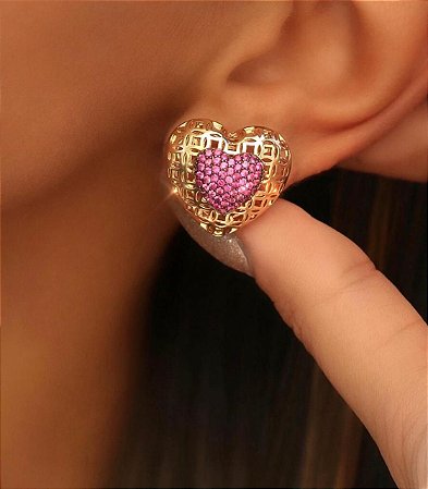 BRINCO FOLHEADO OURO 18K  CORAÇÃO COM DETALHES NA COR RUBI