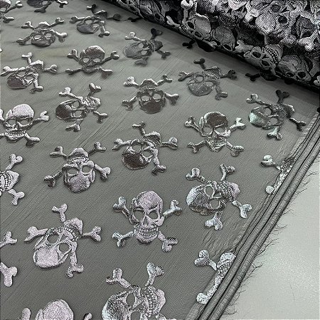 Organza Halloween Fundo Preto com Caveiras Pratas