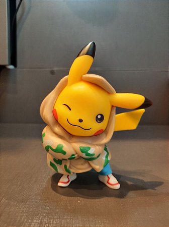 Estatua Pikachu Casaco marrom em Pé