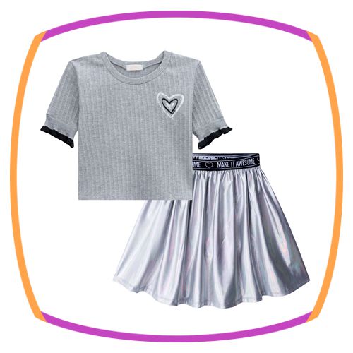 Conjunto infantil de blusa boxy em malha canelada na cor cinza e saia (com shorts embutido) em cirre holográfico na cor cinza