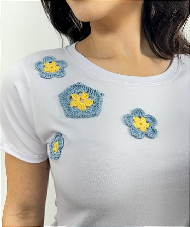 Blusa Feminina Branca Com Flores em Crochê Viscolycra
