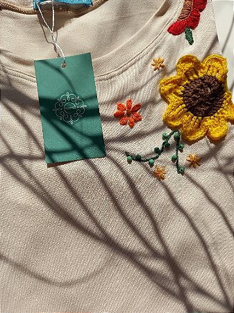 Blusa Feminina Bege Valsa Com Girassol em Crochê Viscolycra