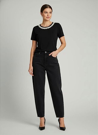 Blusa Feminina Preta Com Bordado de Pérolas Sortidas na Gola Viscolycra