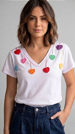 Blusa Feminina Branca Com Corações em Crochê e Bordado Livre Viscolycra