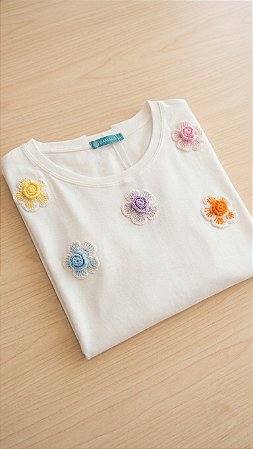 Blusa Feminina Off White Com Flores em Crochê Viscolycra