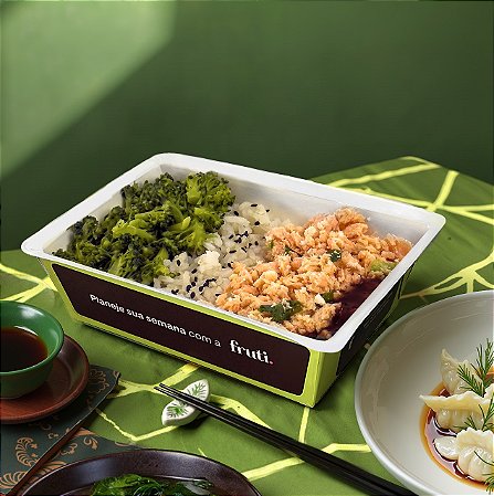 Salmão ao Molho Tarê com Arroz Jasmim e Brócolis ao Alho Frito - 270g