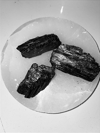 Turmalina Negra Pedra Bruta Unitária  aprox 30 gramas.