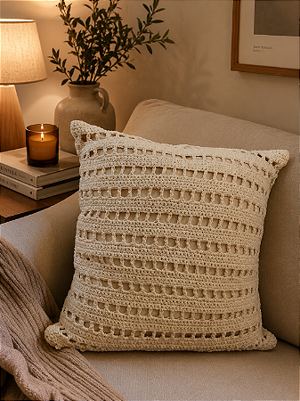 Almofada Decorativa de Crochê 52x52 cm – Design Artesanal em Cor Cru | Casa de Lila