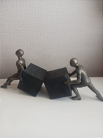 Conjunto Porta Livro Homens Empurrando 18cm- Preto