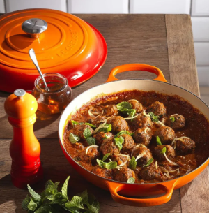 Caçarola Buffet 26 cm Laranja Le Creuset – Ferro Fundido, Retenção de Calor e Design Premium | Casa de Lila