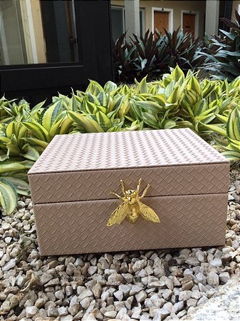 Caixa decorativa em madeira com revestimento em PU bege com abelha dourada P