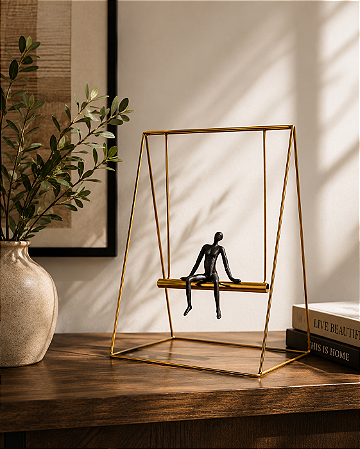 Escultura Balanço em Metal Dourado – Arte, Movimento e Sofisticação para sua Decoração | Casa de Lila