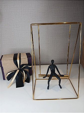 Escultura balanço em metal dourado