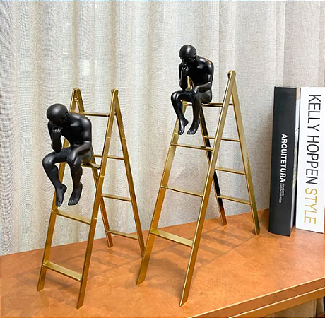 Escultura Decorativo Escada com Homem Pensando