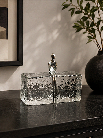 Escultura Alguém no Bloco Eco Crystal – Elegância e Sofisticação em Vidro Cristal | Casa de Lila