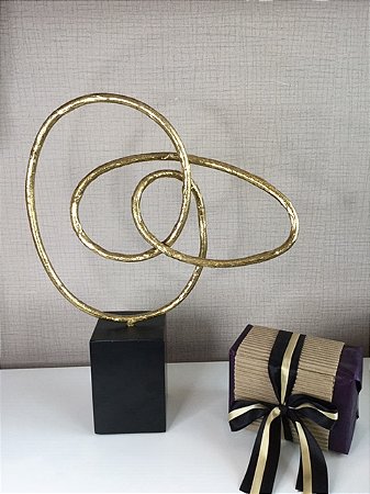 Escultura em metal - Dourado 47 X 36 X 17cm